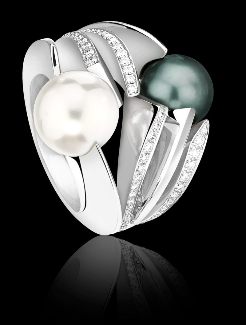Bague Duality en or blanc 18k sertie de diamants 0.45 ct avec une perle des mers du Sud et une perle de Tahïti.