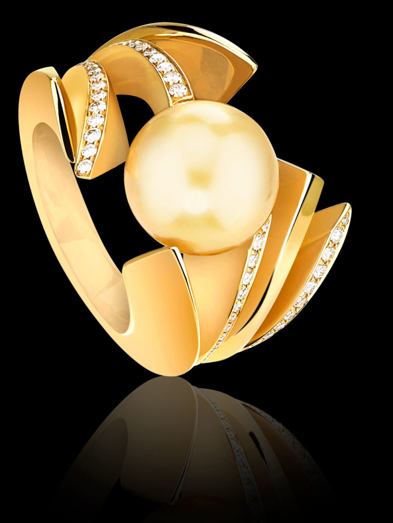 Bague en or jaune 18k sertie de diamants 0.43ct avec une perle gold des mers du Sud.