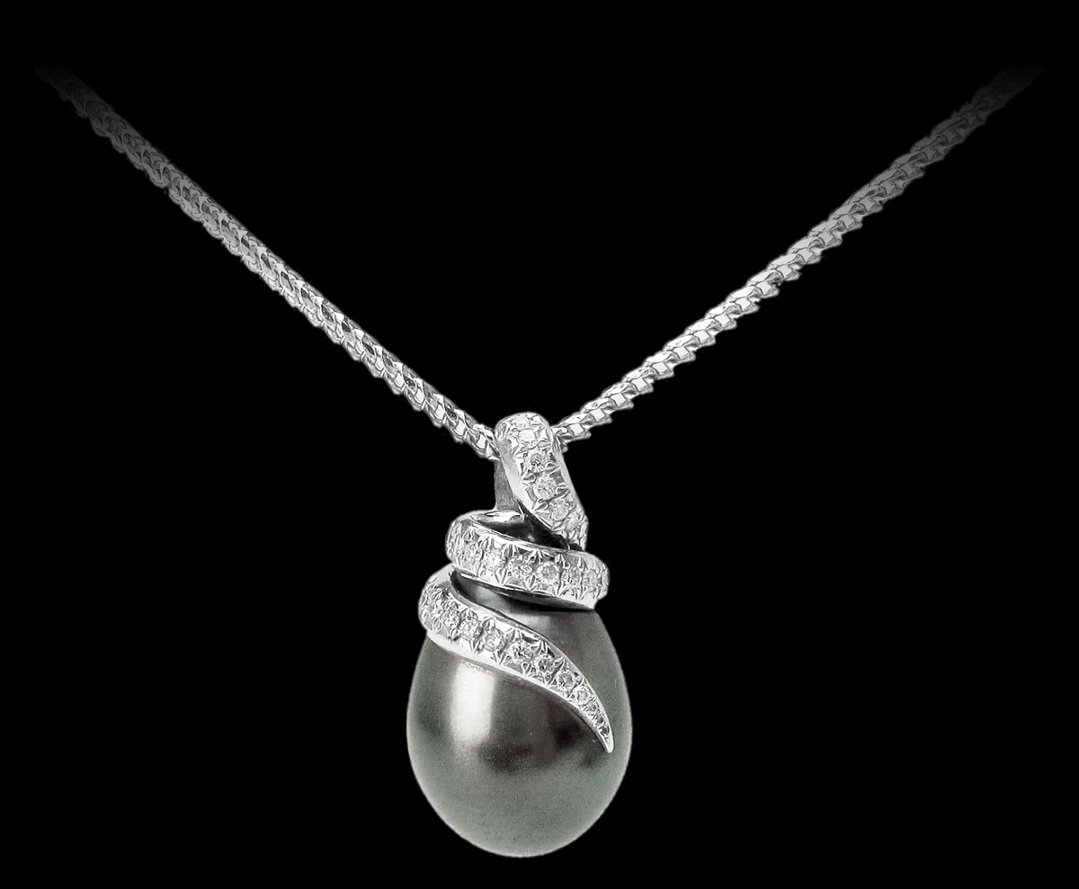 Pendentif en or gris 18k avec une perle de Tahïti sertie de diamants.