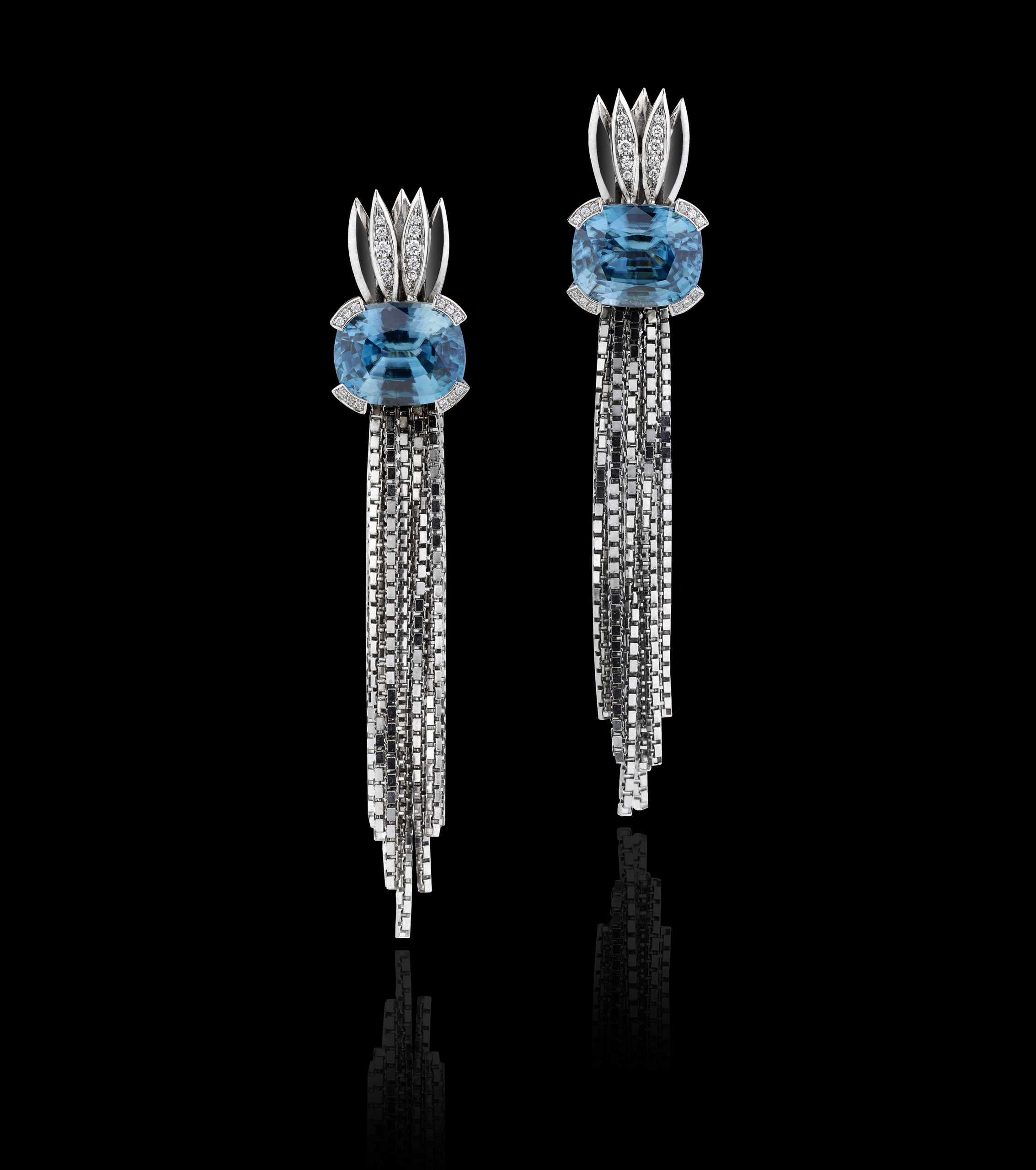 Boucles d'oreilles en or blanc 18k serties de diamants et 2 zircons bleus naturels taille coussin.
