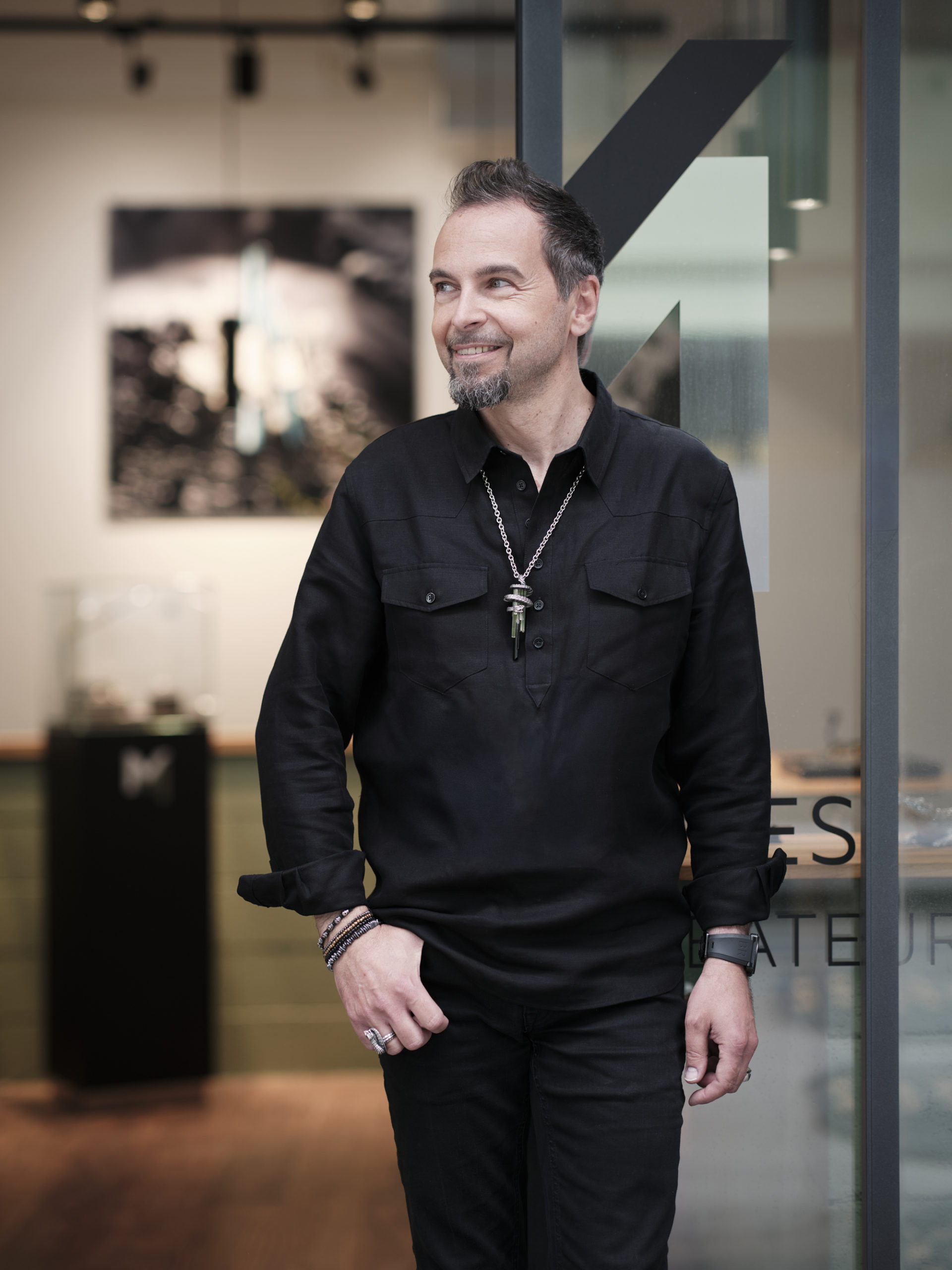 Mirco Milesi prend la pause devant son établi